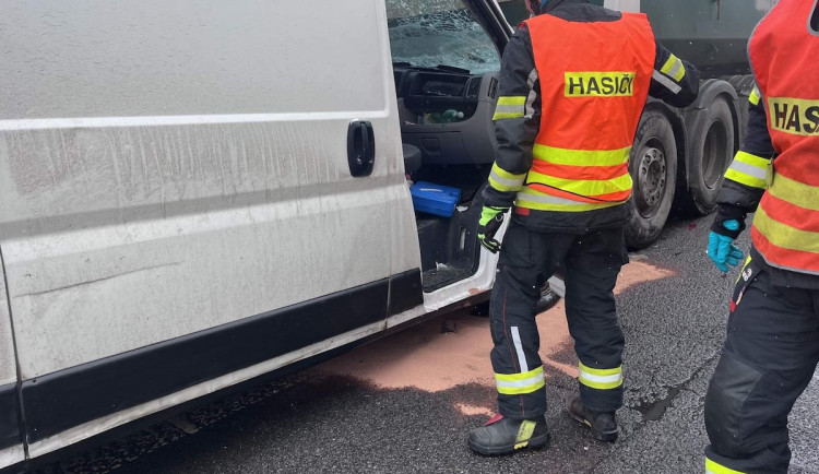 Srážka náklaďáku a dodávky u Chrastavy. Hasiči vyprošťovali zraněného