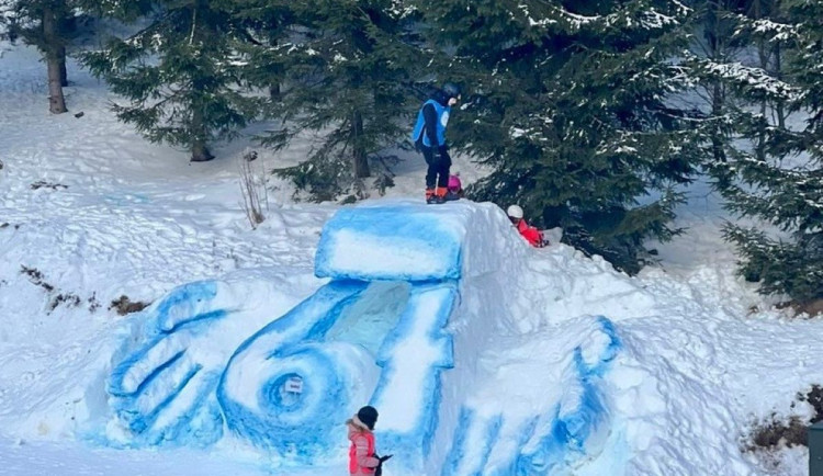 V Říčkách vyrostla obří sněhová a ledová socha Six Seven