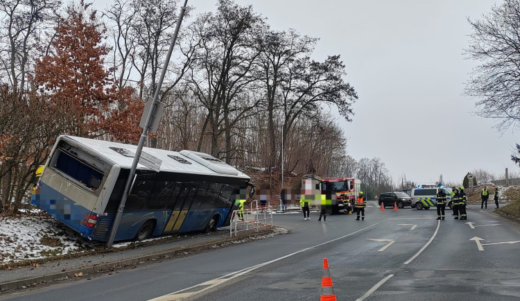 Autobus odjel ze zastávky bez řidiče, zastavil se až o sloup osvětlení