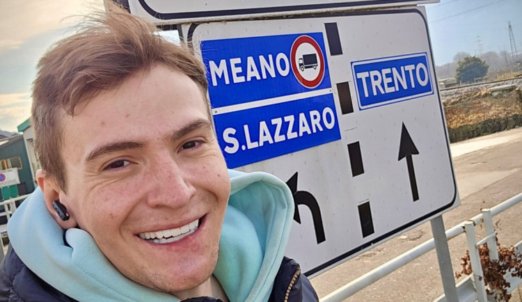 Z Třebíče do Milána pěšky na olympiádu. Nico je blízko cíle a lidé mu drží palce