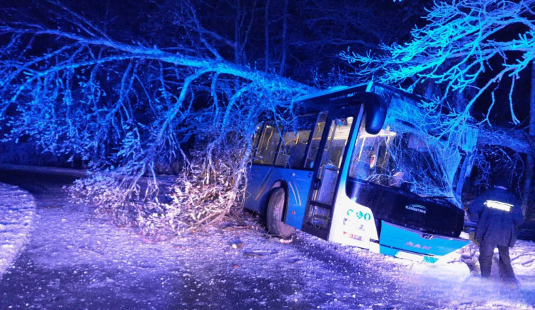 Na autobus spadl strom, kamion zase narazil do domu a hromadná nehoda čtyř vozidel