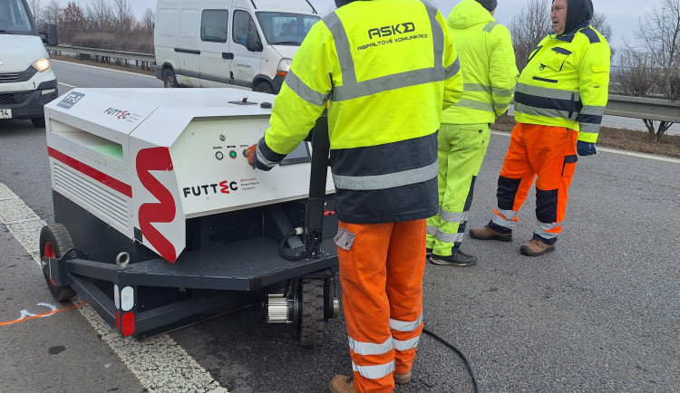 Silničáři vybalili za Opatovicemi mikrovlnku a spravují výtluky