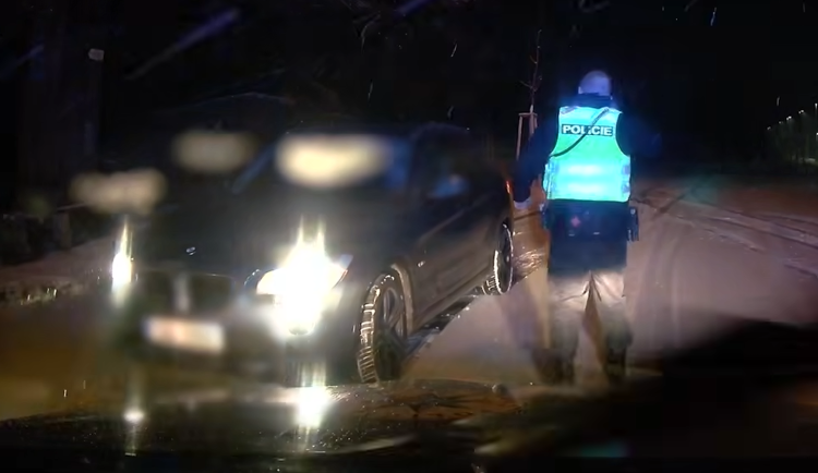 VIDEO: Brněnský pirát silnic dojezdil. V autě mu dělaly společnost opilé děti