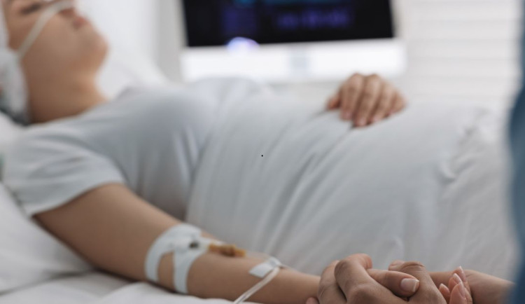 Dívka zkolabovala v obchodním centru, lidé jen procházeli kolem. Pomohla až neznámá žena, které teď rodina děkuje