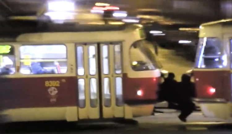 VIDEO: Kluci jezdili v Praze na spřáhle tramvaje, kamarádka je natáčela