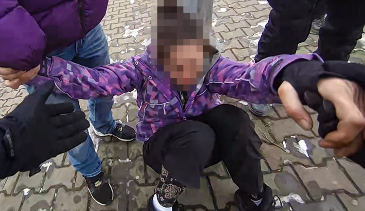 Agresivní muž slíbil partnerce že ji neopustí. Vzápětí oba odvezli společně na záchytku