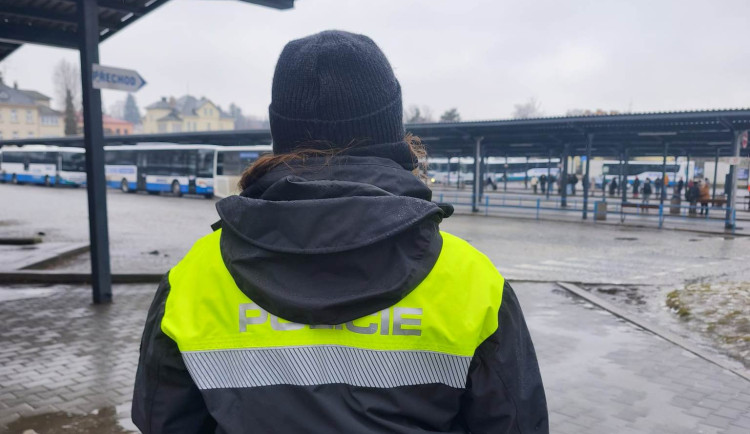 Bizarní scéna v Jihlavě: Dívka chtěla řídit autobus a začala se svlékat