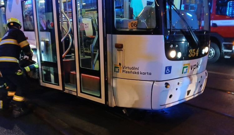 Tramvaj srazila a těžce zranila ženu, policisté výrazně zasáhli do záchrany jejího života