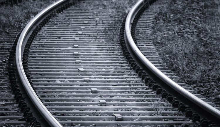 Muž stál v Jablonci na mostě nad tratí a chystal se skočit pod vlak. Zachránili ho strážníci