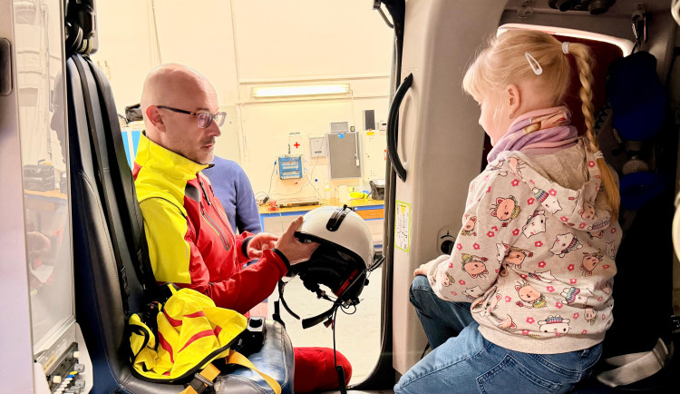 Osmiletá dívka vylezla z havarovaného auta a přivolala pomoc babičce. Nyní se setkala se záchranáři