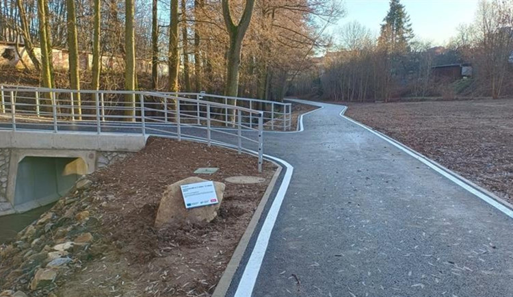 Nová cyklostezka propojuje Bedřichov s nádražím, jezdit se po ní už smí