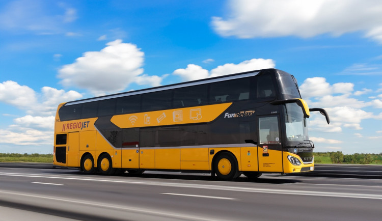 Cestující z Ostravy se svezou dvoupodlažními autobusy, žlutý dopravce nasadil nové vozy