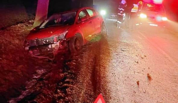 Silnice na Vysočině jsou namrzlé. Zraněním skončila ranní nehoda u Poděšína