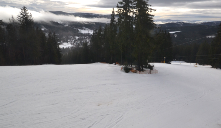 I přes včerejší déšť leží v areálu na šumavském Špičáku 50 cm sněhu. O víkendu zasněží