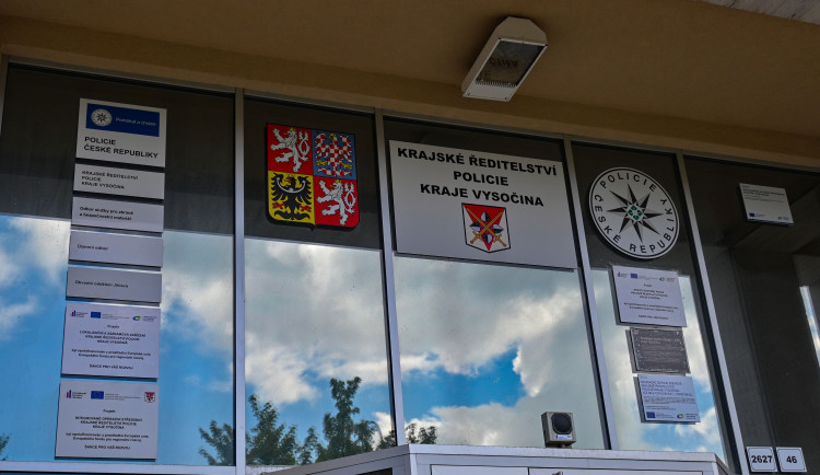 Policie na Vysočině obvinila sedm lidí za rozsáhlé podvody. Šlo o takzvané letadlo