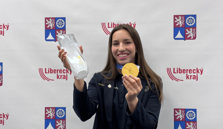 Nejen medaile. Čeští vítězové olympiády získávají i skleněné trofeje z Českolipska