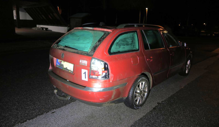 Kamarádi mu nejprve v jízdě zabránili. O chvíli později opilý muž ale řídil a naboural