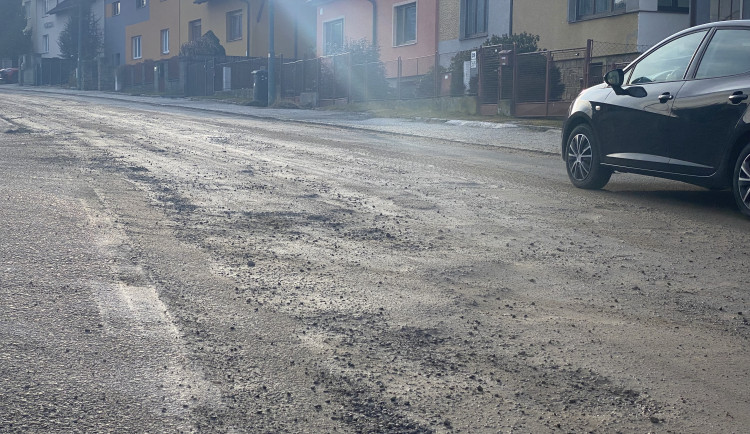 FOTO: Rošického ulice připomíná tankodrom. Město připravilo nový projekt a čeká na jaro