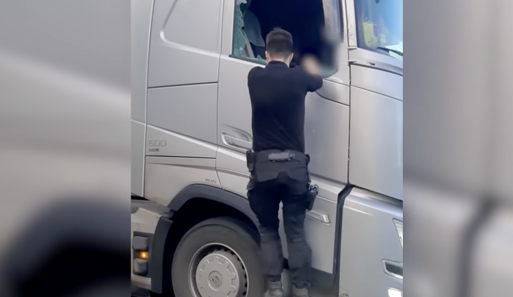 Řidič kamionu u Břeclavi zkolaboval za volantem. Pomohli policisté i svědci