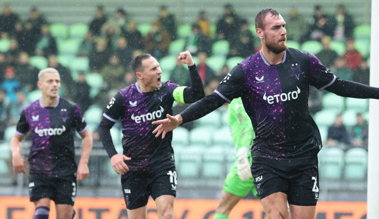 Slavia zvítězila v Karviné 3:1 a drží osmibodový náskok v čele tabulky