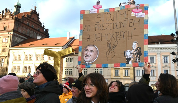 Přerostlé dítě za ministra nechceme, stovky lidí v Plzni vyjádřily prezidentovi podporu