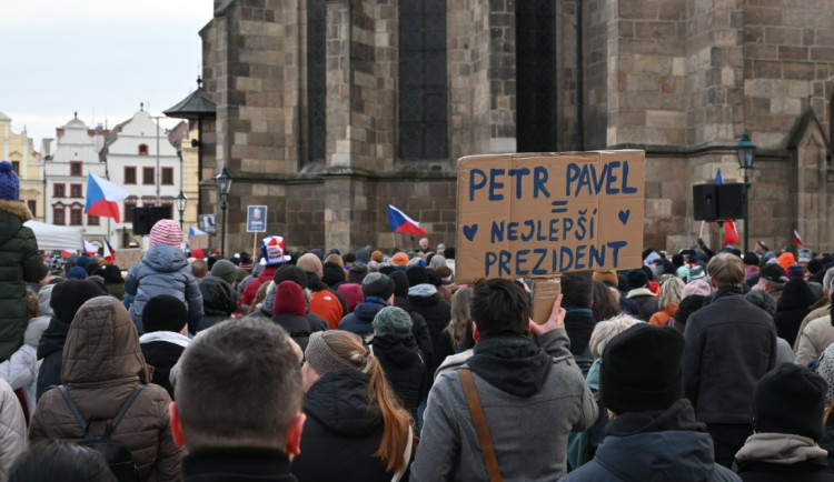 Na náměstích měst mimo Prahu se na podporu Pavla sešly stovky i tisíce lidí