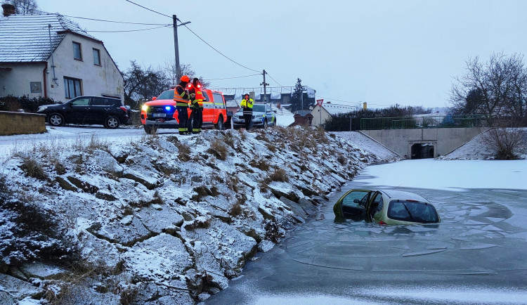 Pětaosmdesátiletý řidič na Třebíčsku couval a sjel do nádrže. Z auta vylezl sám