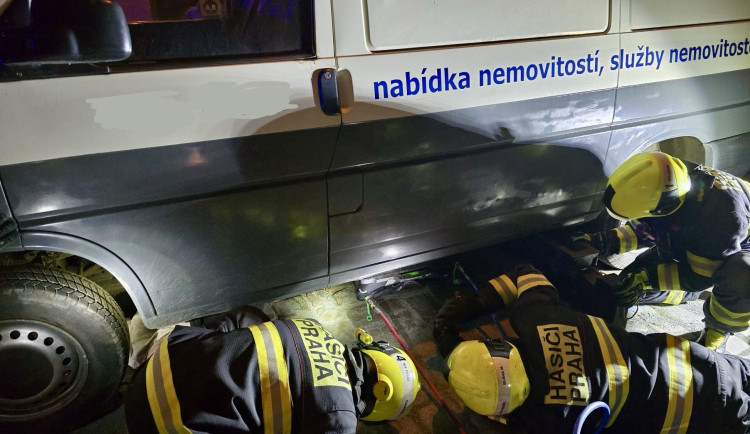 Muži zaseknutému pod autem museli ven pomoct hasiči. Nebyl automechanik, jen sjetý