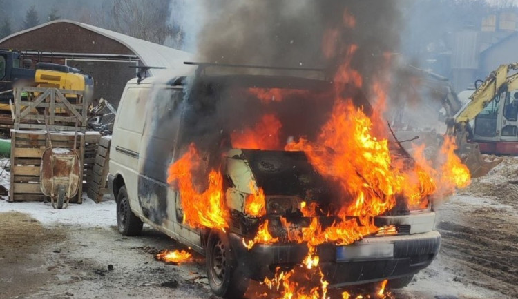 Dodávku pohltily ve Smržovce plameny. Škoda je 50 tisíc, příčina požáru v šetření