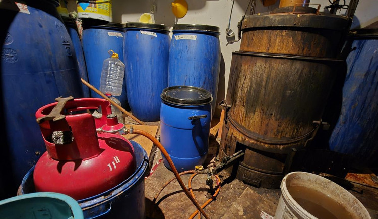 FOTO: Muž z Kyjovska pálil alkohol načerno. Hrozí mu až desetimilionová pokuta