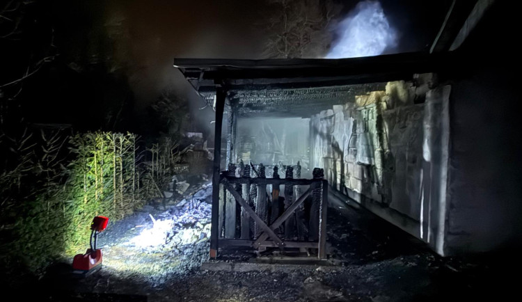 Noční drama krotili hasiči na Náchodsku, v hlavní roli horký popel