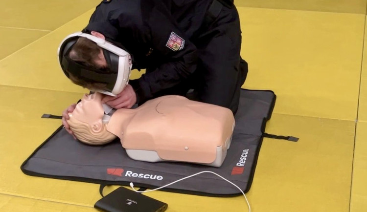 Krajští policisté nasadili virtuální realitu. První pomoc teď trénují skoro jako ve filmu