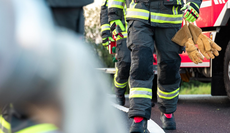 Stát přidá policii i hasičům, nástupní plat má být 50 tisíc