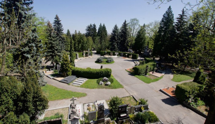 Opravy na Ústředním hřbitově v Brně pokračují, pohřby to ale neomezí