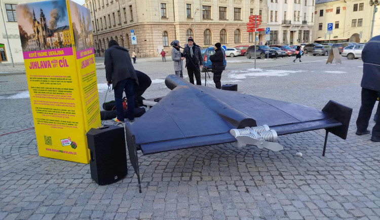 FOTO: Na jihlavském náměstí je dron, kterým Rusko útočí na Ukrajinu. Varuje před válkou
