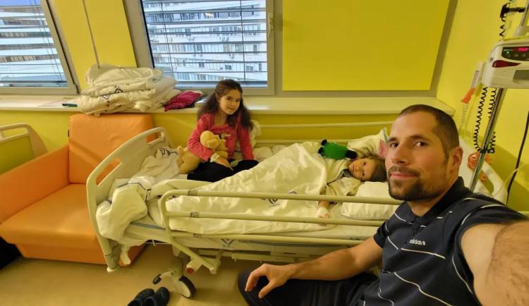 Rodina z České Vsi potřebuje pomoc. Jedna dcera má vývojové onemocnění, další trpí bolestmi