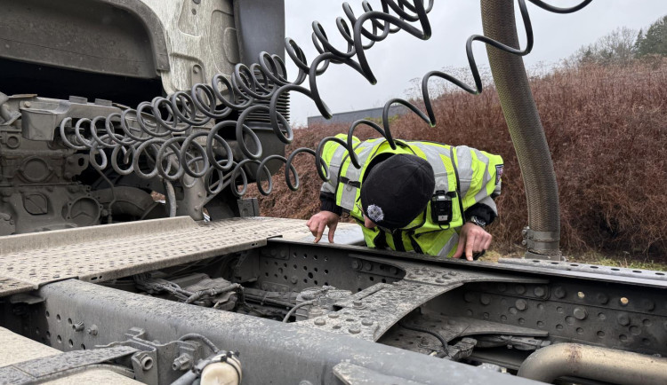 Policisté kontrolovali řidiče nákladních aut. Řešili rychlost i dobu odpočinku