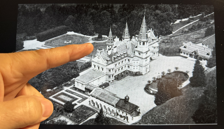 Vojáci zničili pohádkový zámek na německé straně Šumavy. Stejný osud jako Debrník