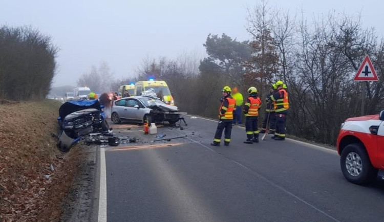 Při čelním střetu dvou osobáků se těžce zranili oba řidiči