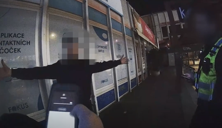 VIDEO: Zfetovaný muž vyhrožoval strážníkovi, že mu vezme zbraň a zastřelí ho
