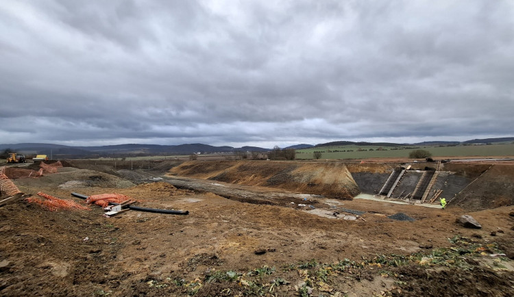 Vlaky na čtvrt roku nahradí autobusy, začala plánovaná výluka kvůli stavbě železničního mostu