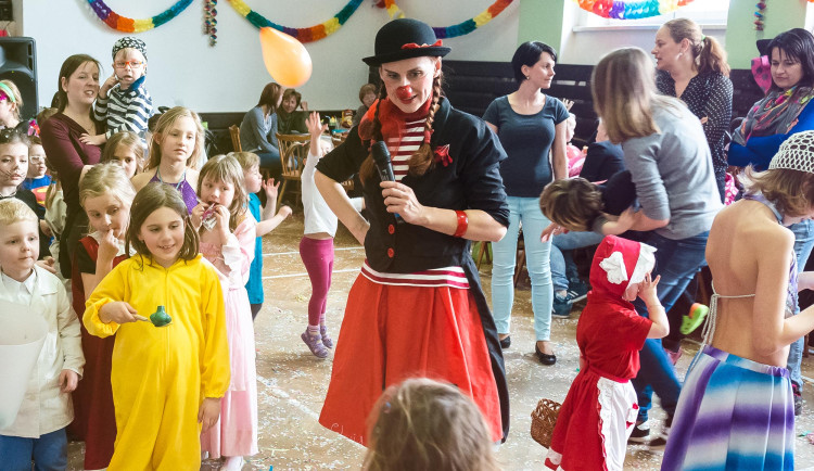 Kulturní tipy: Maškarní rej, zimní hry i Zlatovláska, konec února potěší děti