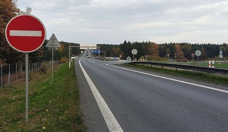 Řidiče na I/26 čeká opět další omezení. Začíná oprava druhého mostu u Sulkova