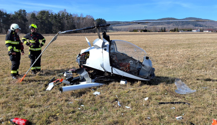 Na Českokrumlovsku se zřítil malý vrtulník. Příčinu nehody vyšetřuje policie