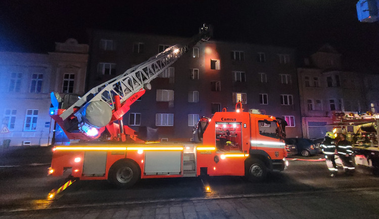 FOTO: Půlnoční požár v Budišově. Hasiči zachránili šest lidí, dva byty neobyvatelné