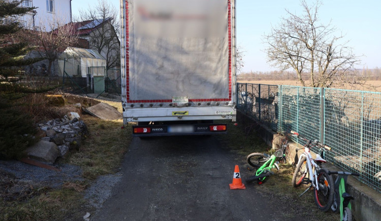 Náklaďák přejel v Bílé Lhotě dětské kolo. Řidič s pěti promile tvrdil, že slivovici pil až po nehodě