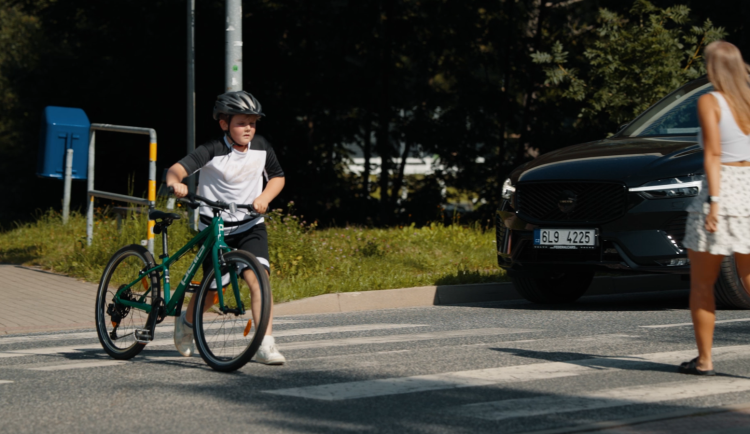 Před přechodem je nutné z kola sesednout
