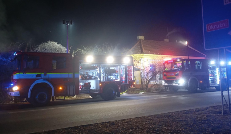 Při požáru chatky v Prostějově hasiči našli mrtvého muže, případ vyšetřuje policie