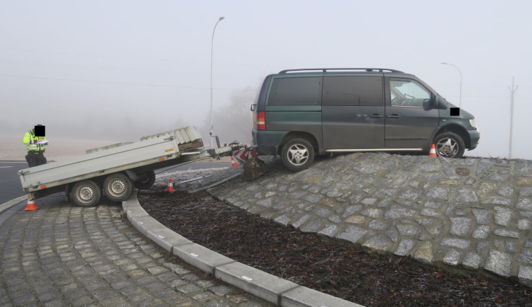 Řidič dodávky neodhadl rychlost a uvízl na vyvýšeném kruhovém objezdu