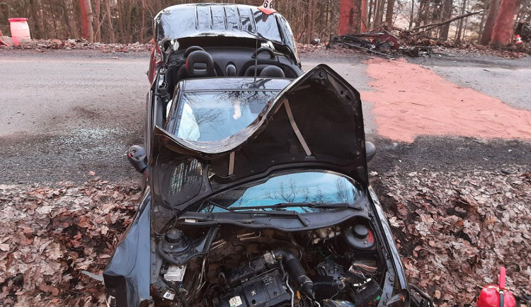 Tvrdý náraz do stromů na Šumpersku. Mladá řidička dostala smyk na štěrku